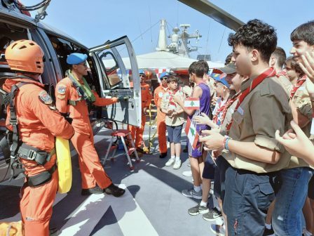 Crew Heli HS-1305 Kenalkan Alutsista Pesawat TNl AL Kepada Pelajar&nbsp;Lebanon