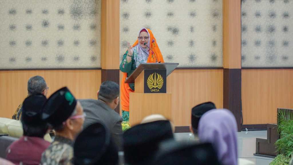 Angkat Metode Pembelajaran Alquran Bagi Tuna Rungu, Wakil Bupati Aminatun Habibah Raih Gelar Doktor Dari&nbsp;Unesa