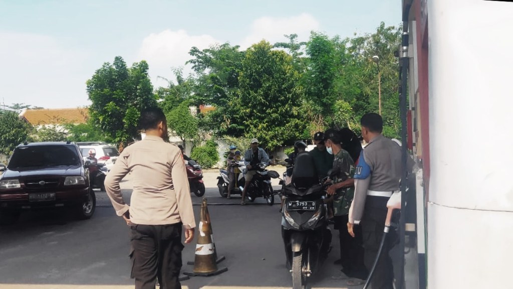 Polisi Patroli dan Cek Stok BBM di SPBU: Upaya Menjaga Ketersediaan dan&nbsp;Keamanan