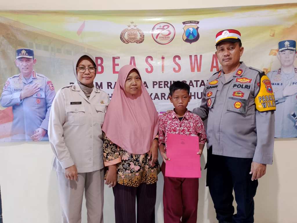 Polri Peduli Pendidikan, Kapolsek Kedamean Berikan Beasiswa dalam Rangka Hari Bhayangkara&nbsp;ke-78