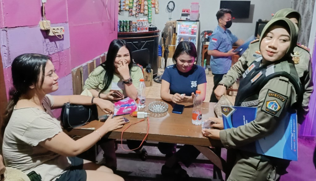 Sambil Senyum Senyum, Penjaga Warung Sekitaran Kebomas Pasrah Ditertibkan Tim Operasi Gabungan Pol PP dan BNNK&nbsp;Gresik