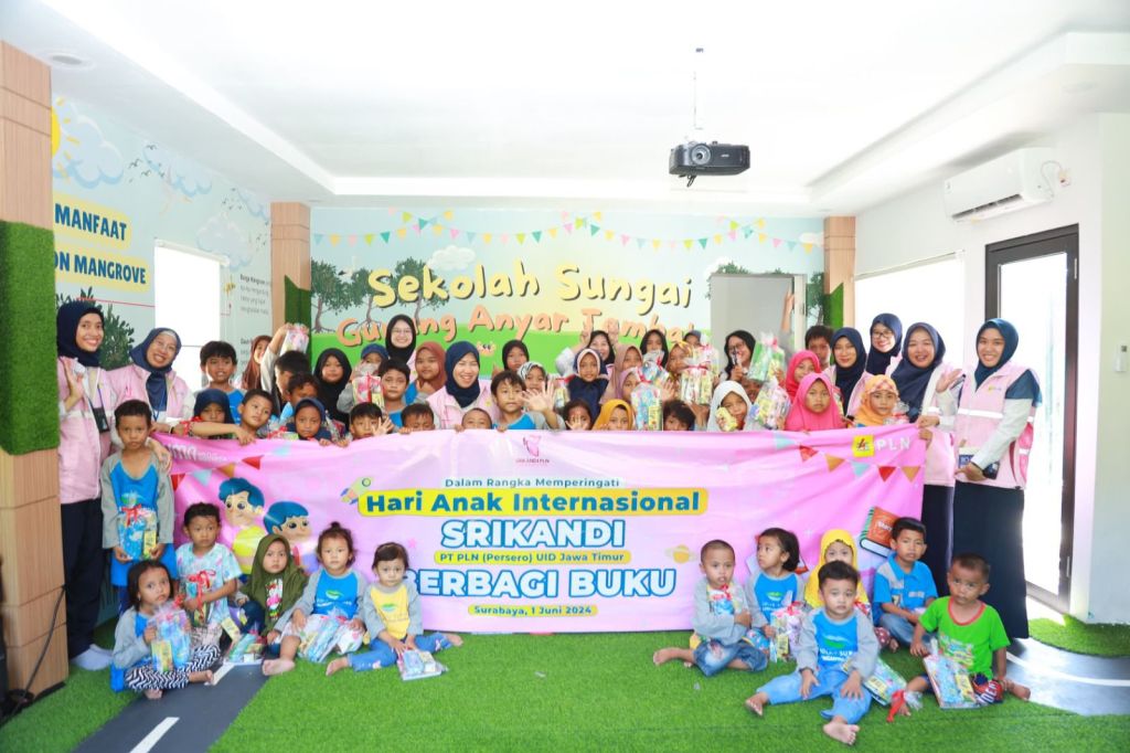 Peringati Hari Anak Internasional, Srikandi PLN Jatim Bagikan Buku dan Alat Tulis kepada Siswa Sekolah Dasar di Jawa Timur