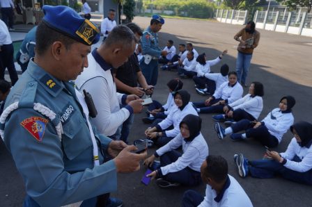 Cek Smartphone, Komandan Lanudal Juanda Pastikan Personelnya Tak Terlibat Judol dan&nbsp;Pinjol.