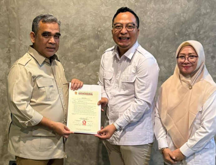 Senyum Semangat Pak Dokter Alif, Dapat Langsung Surat Tugas Bacabup Dari Prabowo