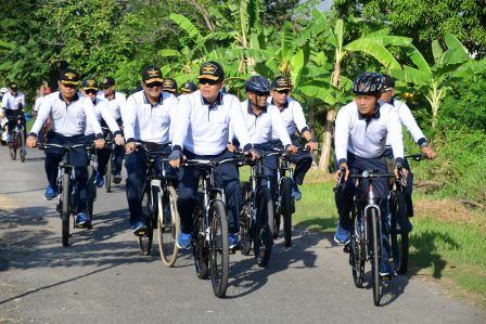 Nikmati Udara Pagi, Komandan dan PJU Puspenerbal Bersepeda Jelajahi Kawasan Juanda