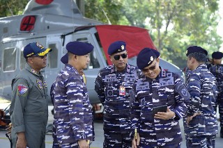 Danpuspenerbal Tinjau Kesiapan Demo Udara Pesud Bonanza Gunakan Smoke Merah