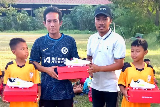 Sepatu Sepak Bola untuk Klub di Sekitar Smelter Dari Freeport Indonesia
