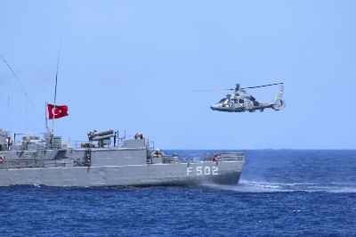 Crew Helikopter HS-1305 Berlatih Bersama Kapal Perang Turkiye TCG Bandirma F-502