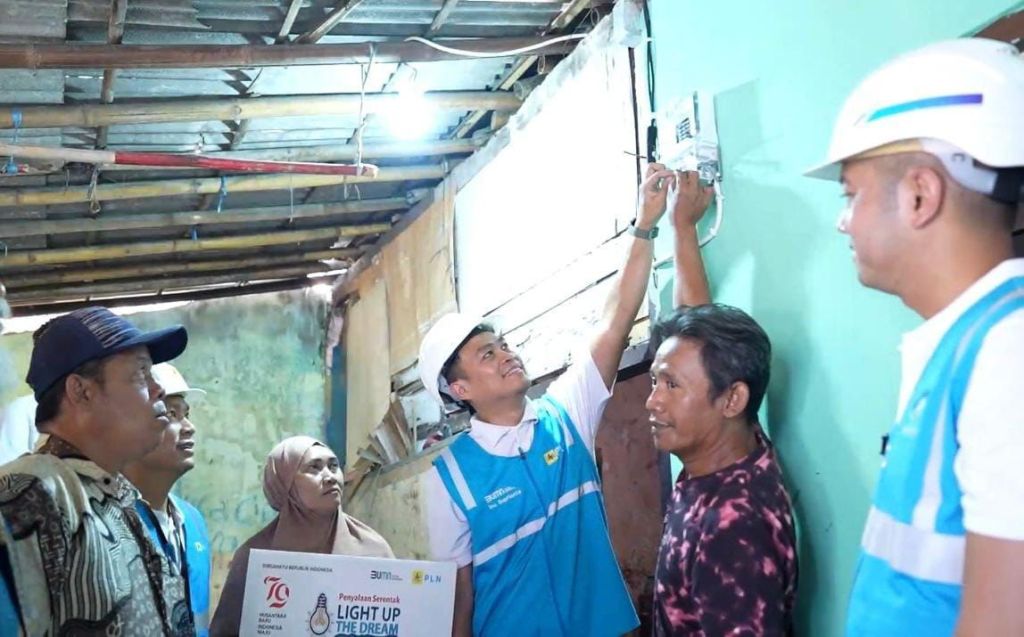HUT RI Ke-79, Donasi Pegawai PLN Nyalakan 7.357 Listrik Gratis bagi Keluarga Kurang Mampu