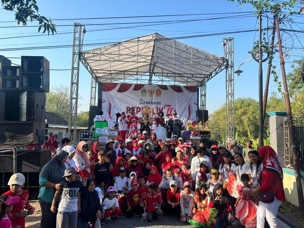 Guyub Rukun Warga Banyuurip Kedamean Ikuti Jalan Sehat Bersama