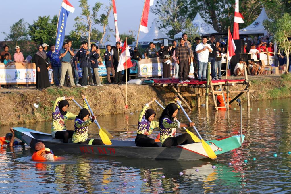 Desa Gredek Kembali Gelar Lomba Dayung Rebutkan Piala Bupati Gresik