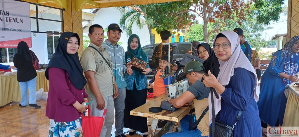 Gandeng Dekranasda dan BKMS, Pemdes Kandangan Gresik Adakan Pelatihan Membuat Tas Berbahan Kain&nbsp;Batik