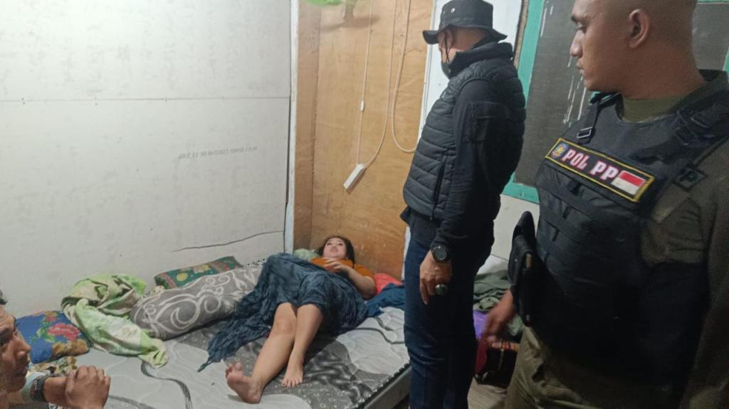 Blusukan, Pol PP Gresik Temukan Pria Wanita Asyik Rebahan Di Kamar Cafe