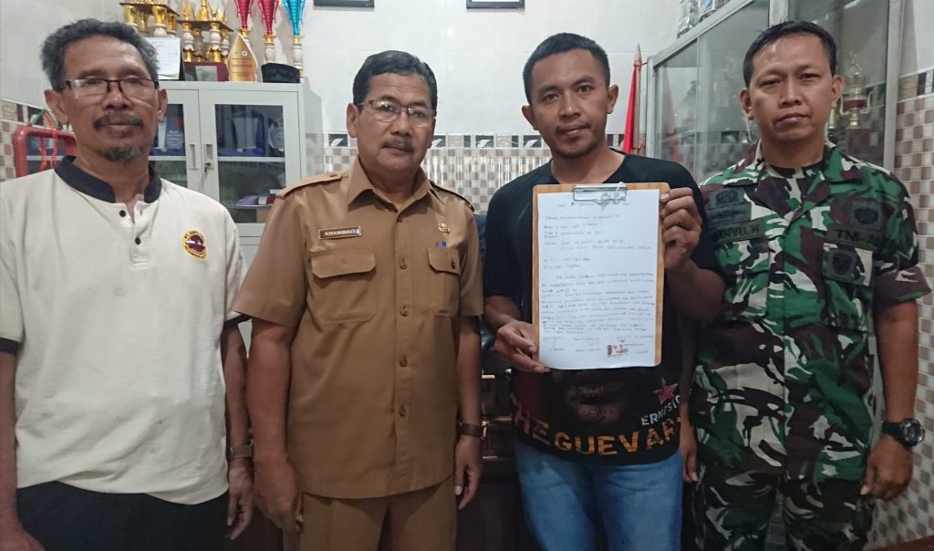 Perekam Video Fitnah Pengundian Jalan Sehat Randuagung Datangi Balai Desa Dan Minta Maaf