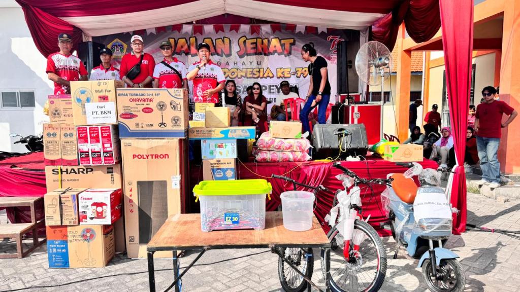 Diikuti Ribuan Peserta, Pemdes Duduksampeyan Adakan Jalan Sehat Berhadiah Motor Listrik Bagi Warganya