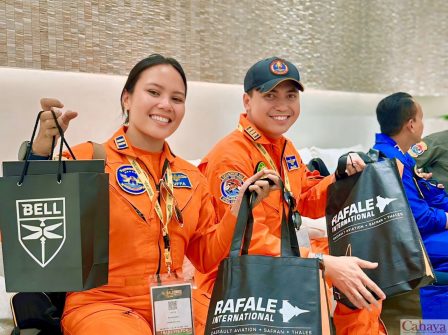 Usai Tampil Memukau, Penerbang Rajawali Laut Flight Kunjungi Tenant Bali Air Show&nbsp;2024